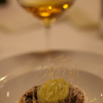 Dolce e salato di mascarpone, frutto della passione, olive, capperi e gelato al pistacchio