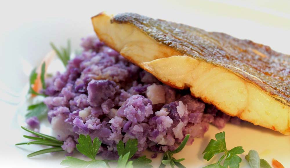 Pesce di lago e patate viola