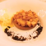 Dalla terra alle langhe Tarte tatin di mela e pera con terra alle mandorle e nocciola