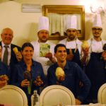 Lo staff del Dimitri Restaurant con Morello Pecchioli