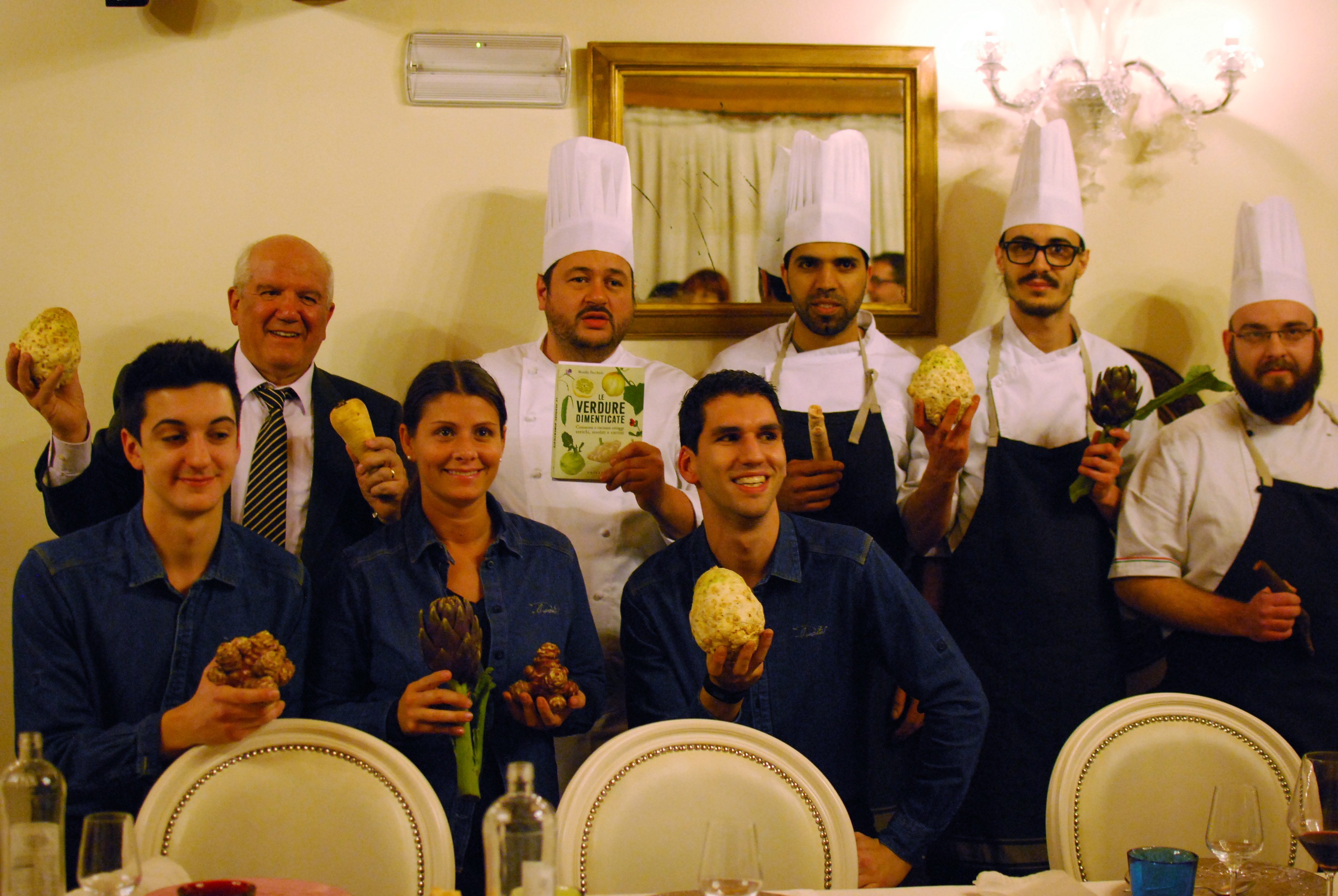Lo staff del Dimitri Restaurant con Morello Pecchioli