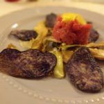 Tartare di manzetta con carpaccio di carciofo spinoso, majo al Miele e chips di violetta