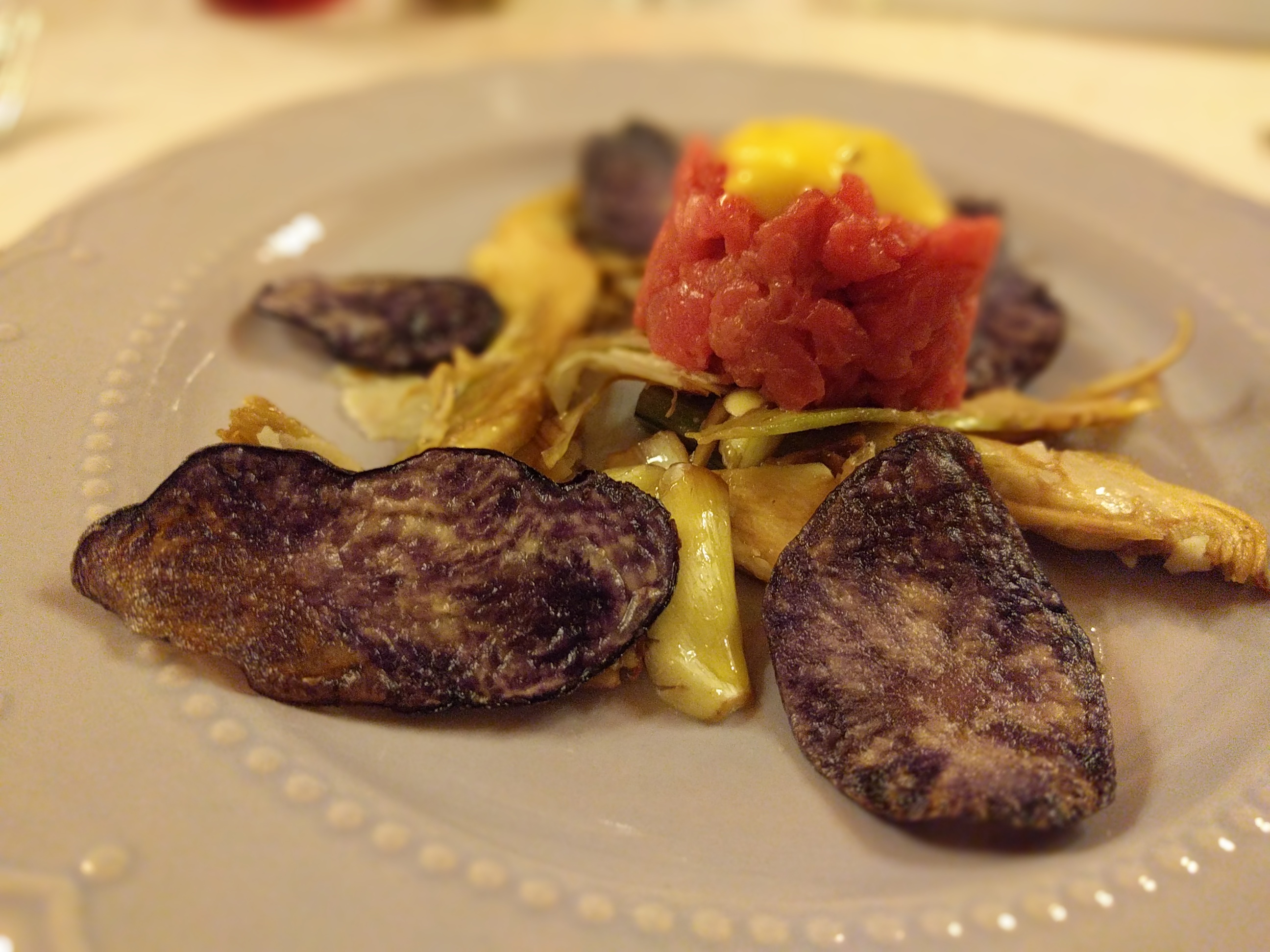 Tartare di manzetta con carpaccio di carciofo spinoso, majo al Miele e chips di violetta