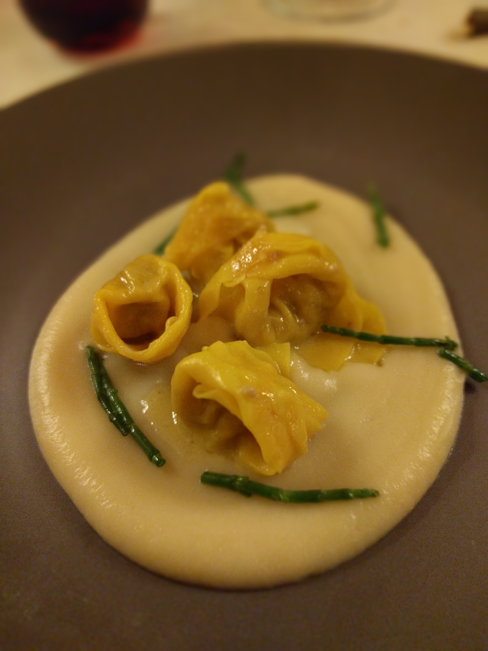 Tortello al cuore di cappone biondo e pastinaca cremosa