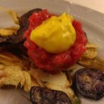 Tartare di manzetta con carpaccio di carciofo spinoso, majo al Miele e chips di violetta