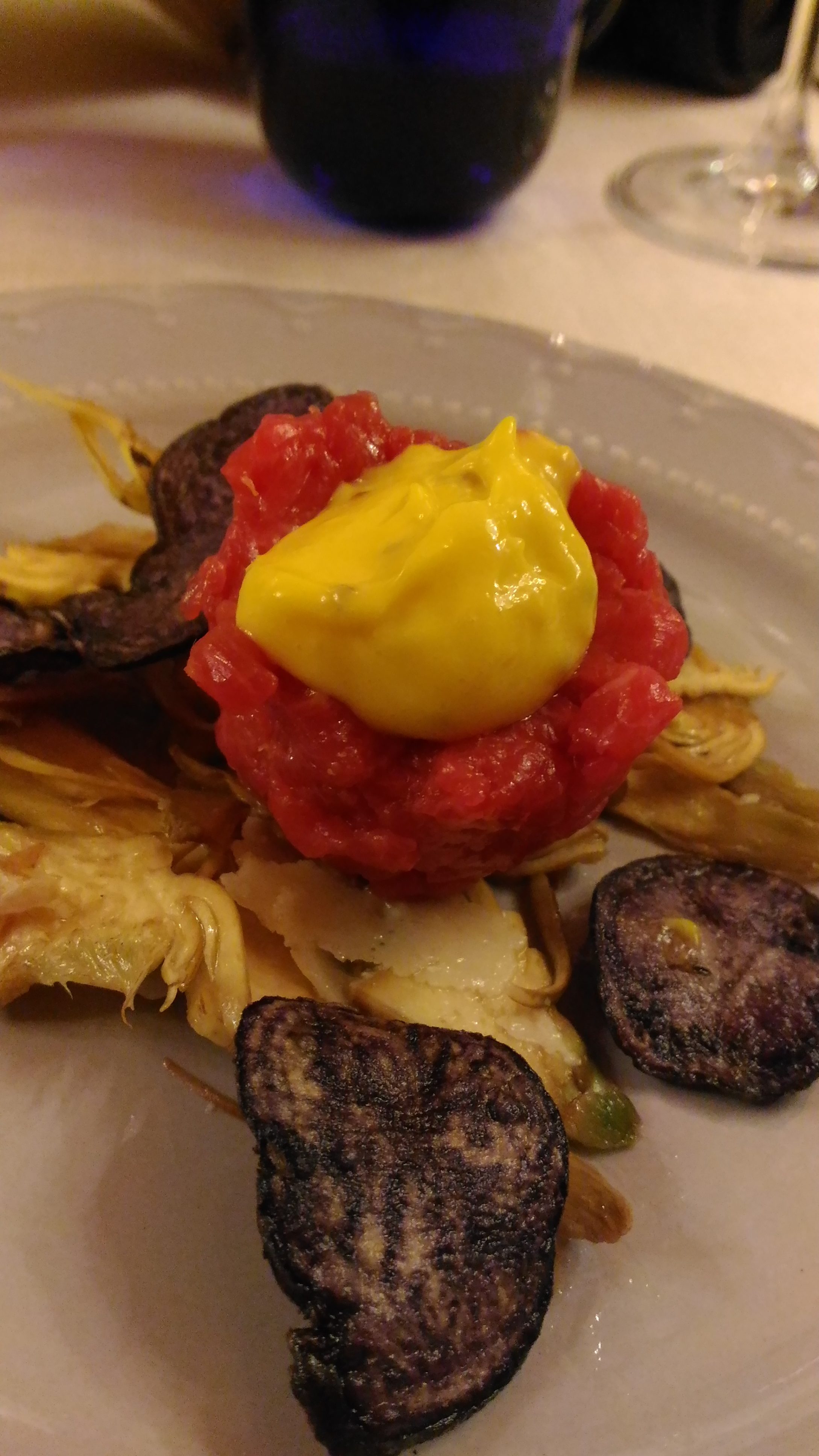 Tartare di manzetta con carpaccio di carciofo spinoso, majo al Miele e chips di violetta