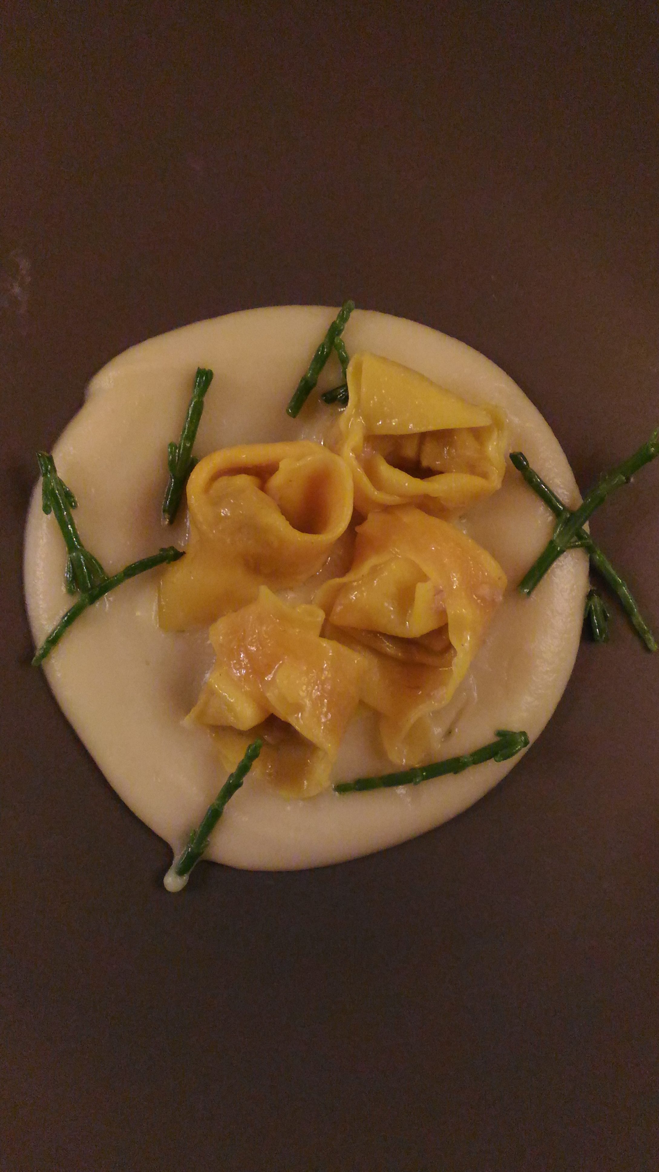 Tortello al cuore di cappone biondo e pastinaca cremosa