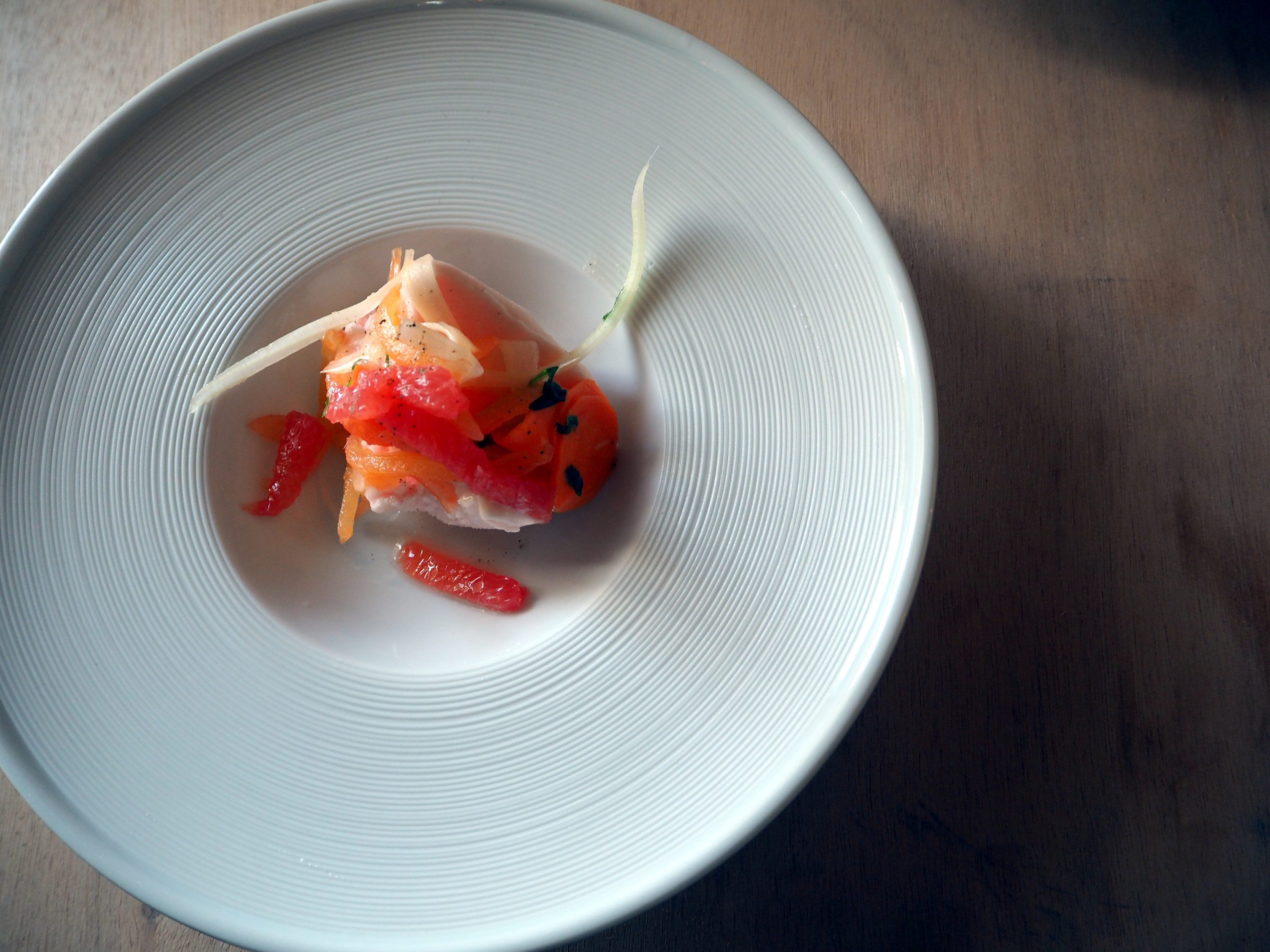 Insalatina di sedano bianco, carota e pomodoro con spremuta di nocciola e pompelmo