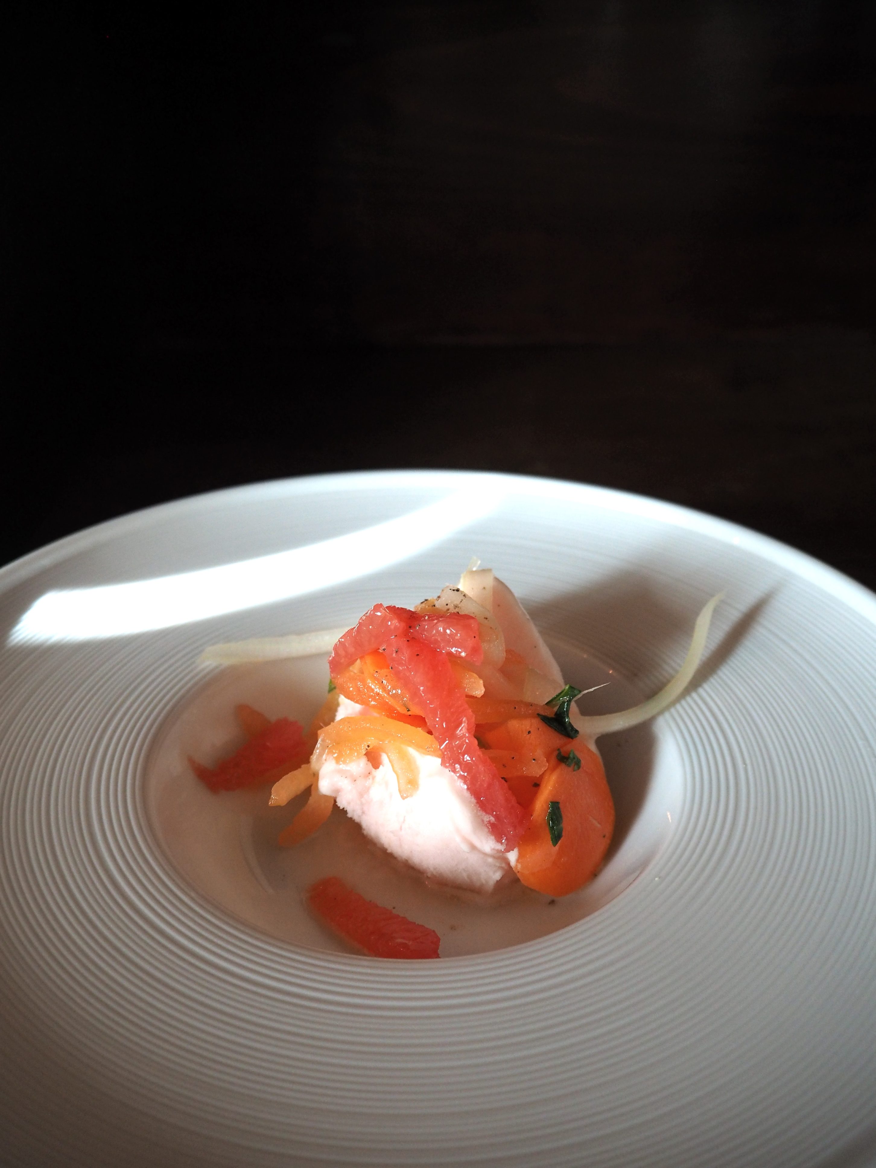 Insalatina di sedano bianco, carota e pomodoro con spremuta di nocciola e pompelmo