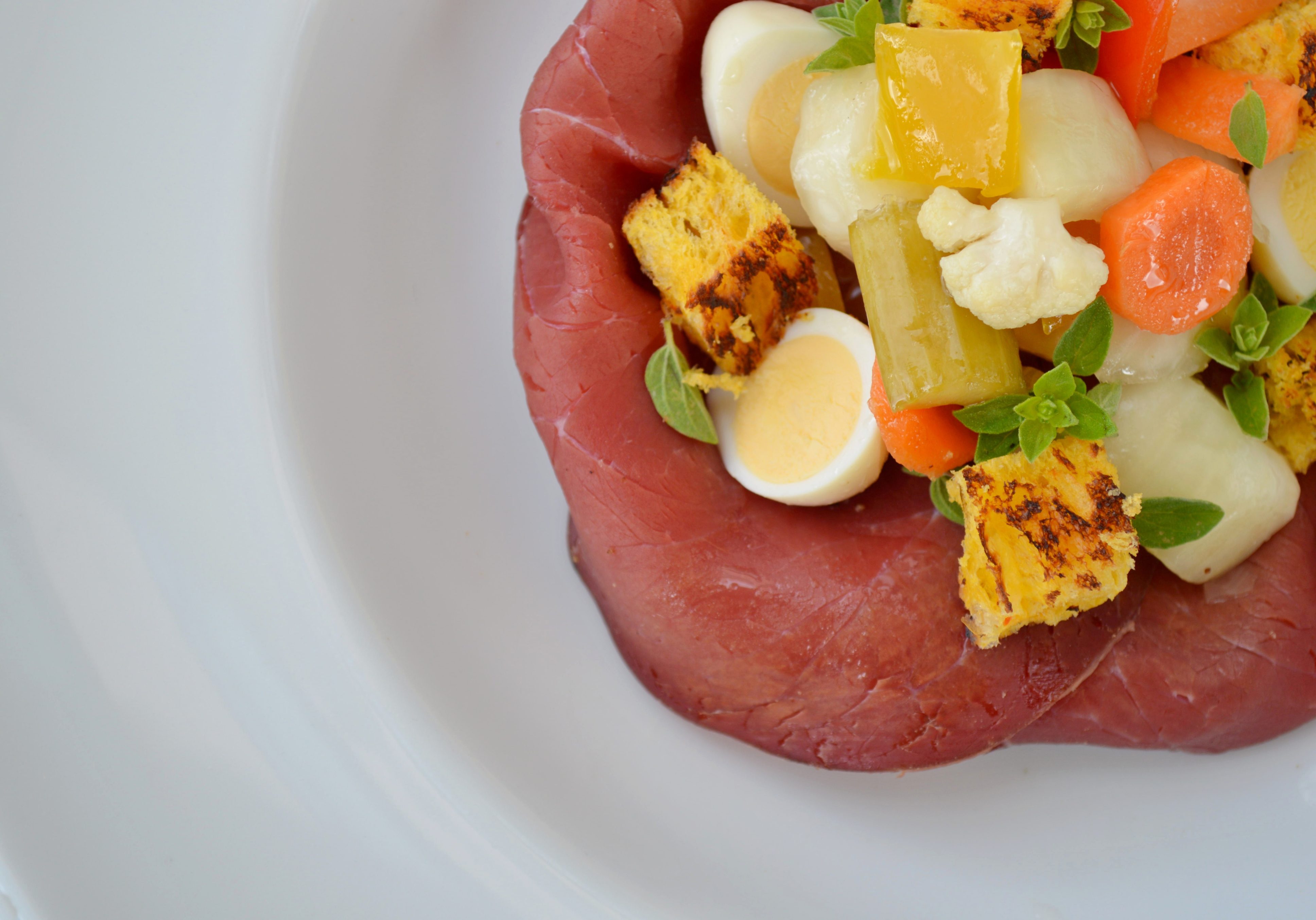 Bresaola di toro, uova di quaglia in carpione, finocchietto