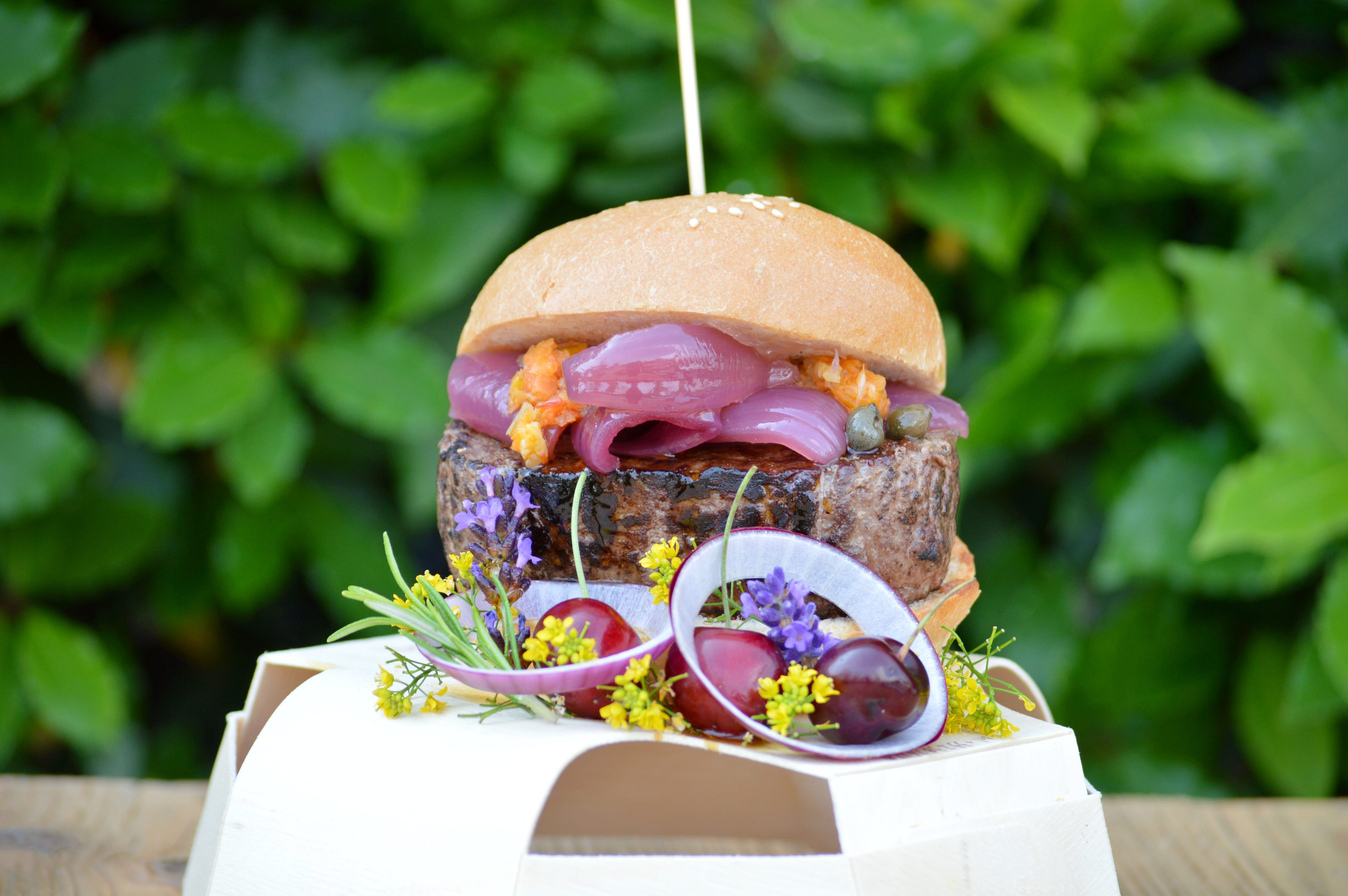 Burger gourmet, cipolla viola, capperi, salsa di Morgan