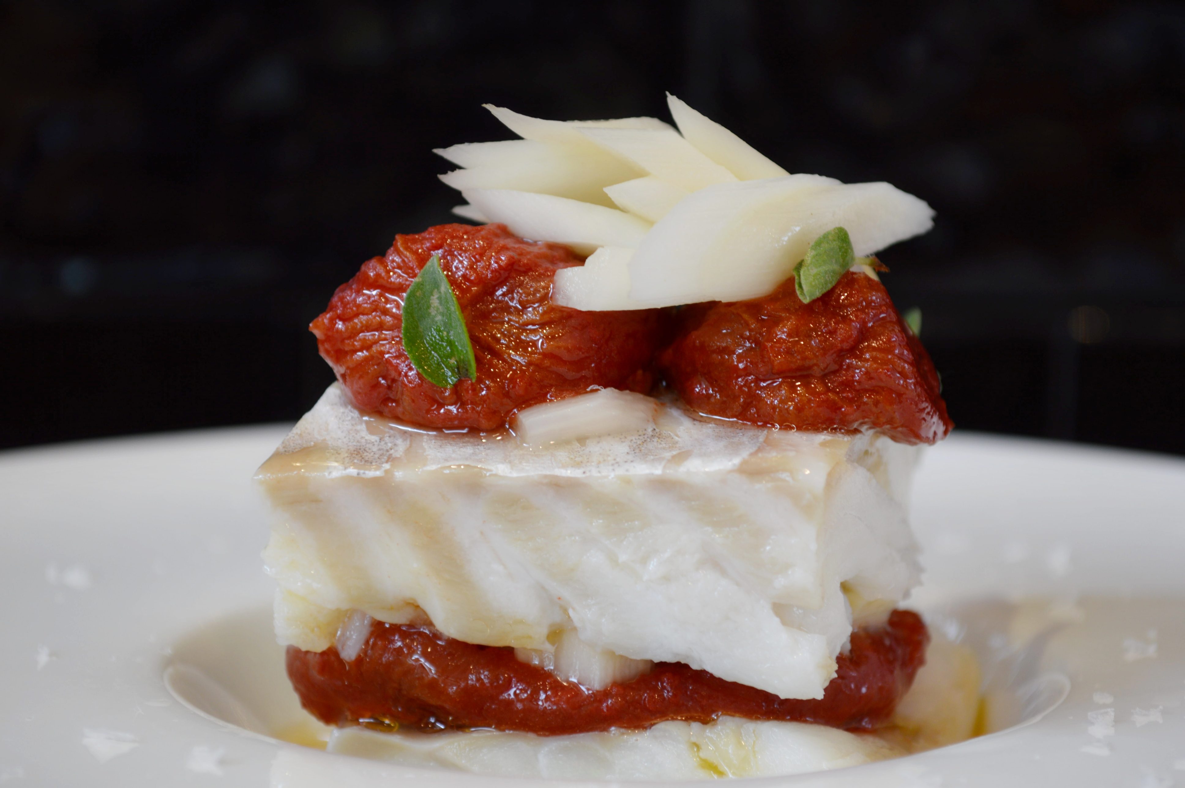 millefoglie di baccalà dissalato, pomodorini di morgan e asparagi in agrodolce croccanti